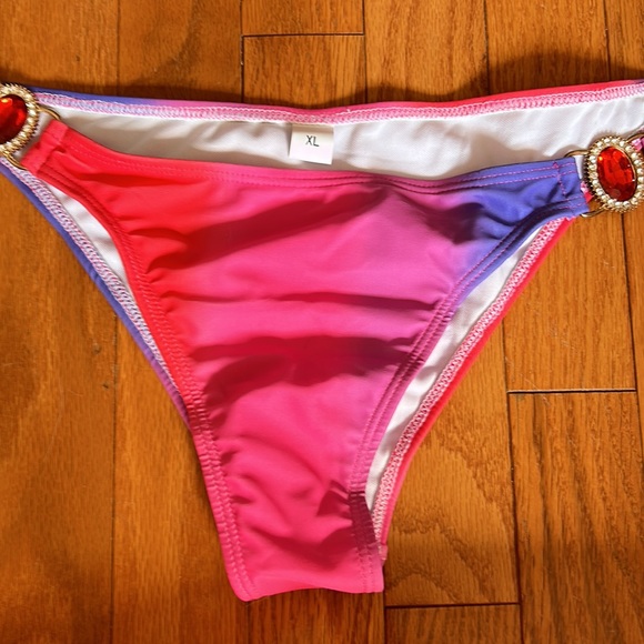 Brand new bikini - Picture 2 of 9